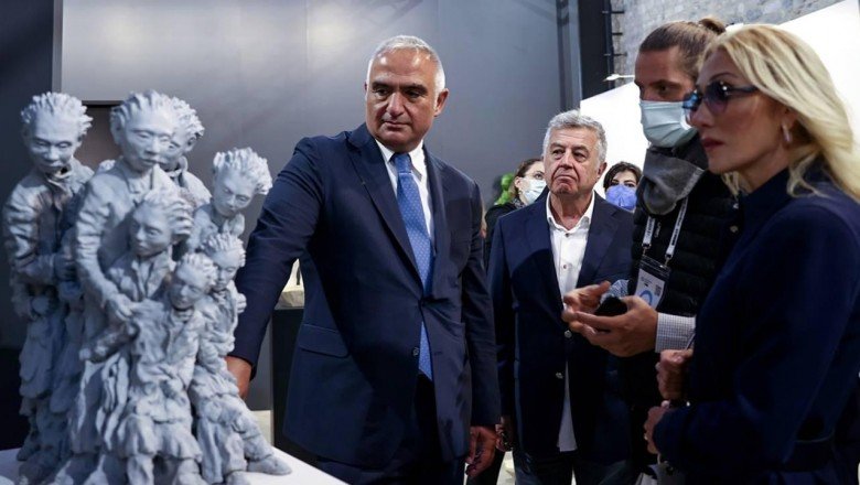 Bakan Ersoy, 16. Contemporary Istanbul'u ziyaret etti