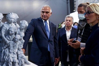 Bakan Ersoy, 16. Contemporary Istanbul'u ziyaret etti