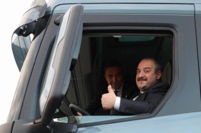 Bakan Varank ilk ve tek yerli şanzımanlı kamyonu test etti