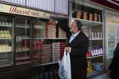 Cami avlusunda, minare gölgesinde bir küçük iyilik meselesi