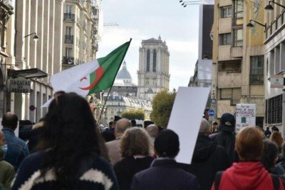 Cezayir'de iki bakanlık Fransızca kullanımını sonlandırdı