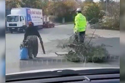 Duyarlı polisten yaşlı kadına yardım eli