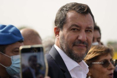 Eski İtalyan Bakan Salvini göçmenleri alıkoyma suçundan yargılanıyor