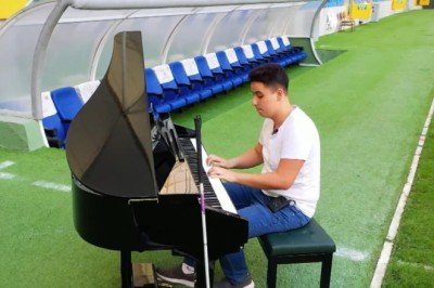 Futbol aşkını müzikle birleştirdi