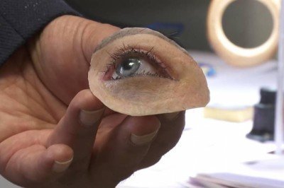 Gerçeğinden ayırt edilemeyen protez gözler yapıyor