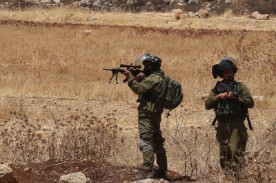 İsrail güçleri 3 Filistinli genci yaraladı