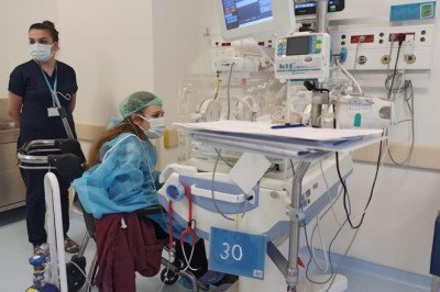 Koronavirüse yakalanan annenin bebeğine olan hasreti sona erdi