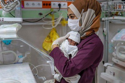 Sağlık çalışanları bakıyor, sütünü diğer anneler veriyor