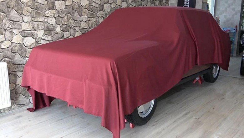 Sıfırdan farksız! Gözü gibi baktığı aracını 24 yıldır trafiğe çıkarmıyor