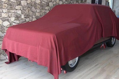 Sıfırdan farksız! Gözü gibi baktığı aracını 24 yıldır trafiğe çıkarmıyor