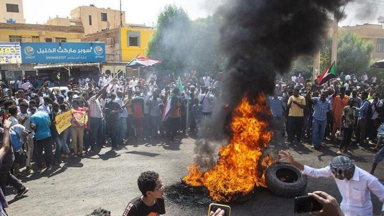 Sudan yangın yeri.... Hepsi sokağa döküldü!