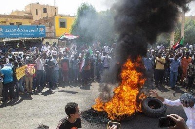 Sudan yangın yeri.... Hepsi sokağa döküldü!