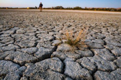 Van Gölü'nde çekilme 10 kilometreyi buluyor