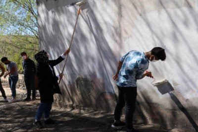 Van'da yanan evi öğrenciler boyadı