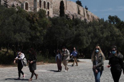 Yunanistan aşısızlara yeni kısıtlamalar getiriyor