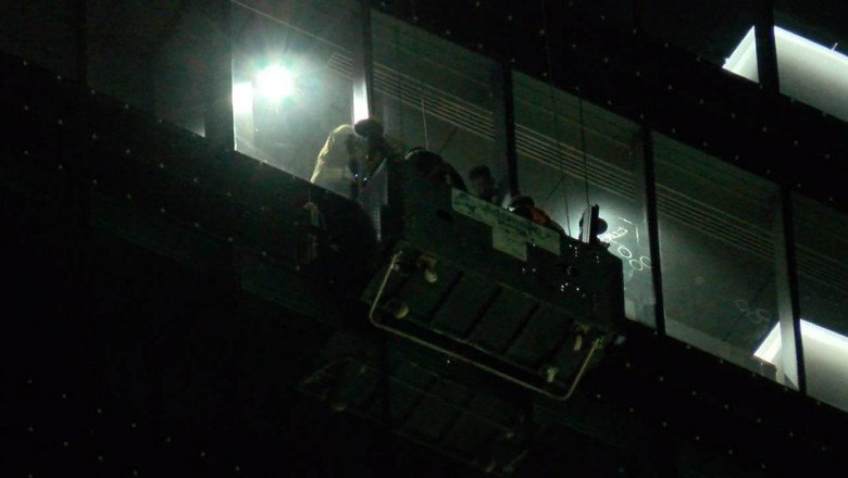 Dış cephe temizliği yaparken mahsur kalan işçiler kurtarıldı