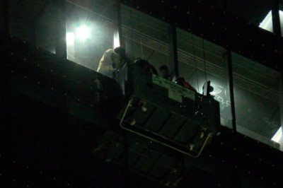 Dış cephe temizliği yaparken mahsur kalan işçiler kurtarıldı