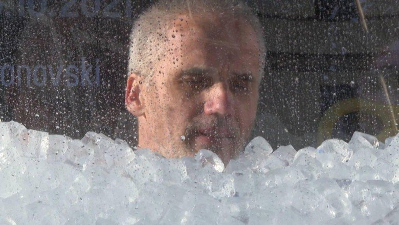 Litvanya'da rekor denemesi: 3 saat buz dolu tankın içinde durdu