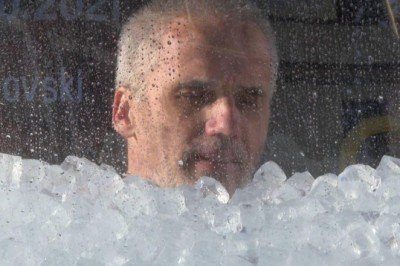 Litvanya'da rekor denemesi: 3 saat buz dolu tankın içinde durdu