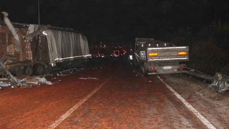 Yola dökülen salçalar kazaya neden oldu: 1 ölü, 10 yaralı