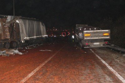 Yola dökülen salçalar kazaya neden oldu: 1 ölü, 10 yaralı