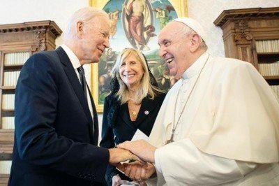 Biden, Vatikan’da Papa ile görüştü