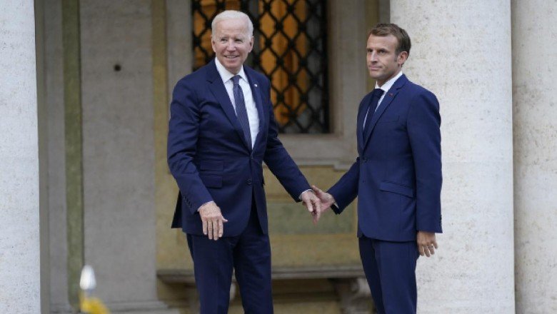 Biden ve Macron'un tokalaşmadaki başarısızlığı