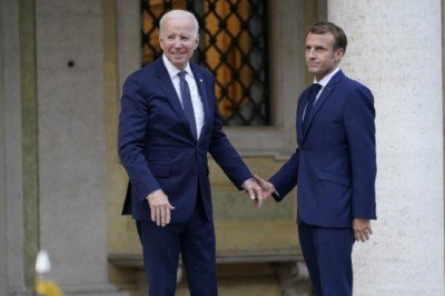 Biden ve Macron'un tokalaşmadaki başarısızlığı