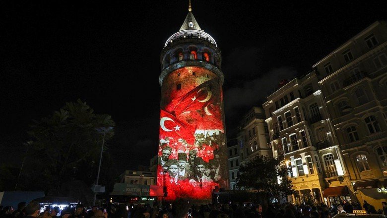 Cumhuriyet'in kuruluş serüveni Galata Kulesi'ne yansıtıldı