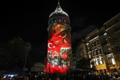 Cumhuriyet'in kuruluş serüveni Galata Kulesi'ne yansıtıldı
