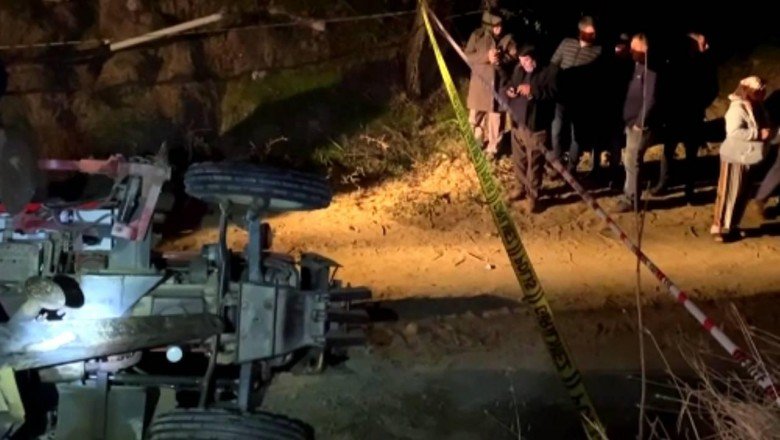 Devrilen traktörün altında kalan sürücü öldü