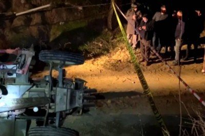 Devrilen traktörün altında kalan sürücü öldü