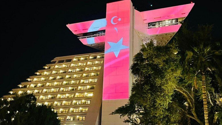 Doha'nın simge yapısına Türk bayrağı yansıtıldı
