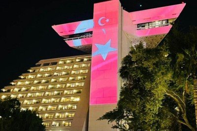 Doha'nın simge yapısına Türk bayrağı yansıtıldı