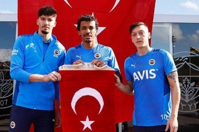 Fenerbahçe'de kaptanlar ‘İlmek İlmek Cumhuriyet’ dedi