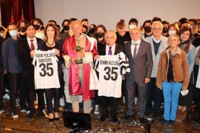 İzmir Kız Lisesi'sinden Mustafa Denizli'ye tüm zamanların rol modeli ödülü