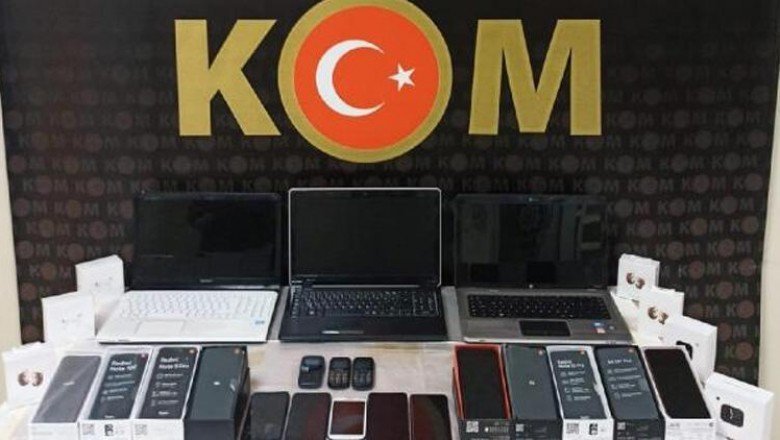 Kaçak cep telefonları ve boğa yılanı ele geçirildi