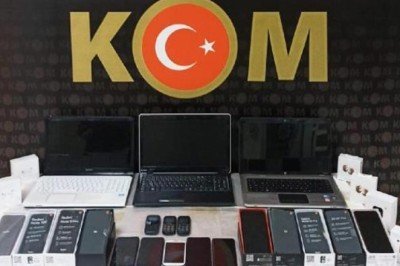 Kaçak cep telefonları ve boğa yılanı ele geçirildi