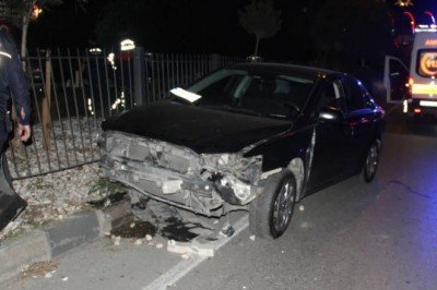 Kediye çarpmamak için direksiyonu kıran sürücü refüje çıktı