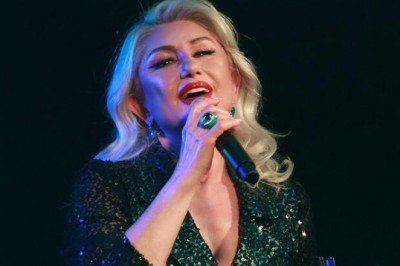 Kıbrıs'ta Muazzez Ersoy rüzgarı esti