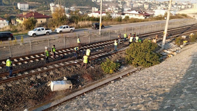Kocaeli'de boş yolcu treninin raydan çıkan 2 vagonu kaldırıldı