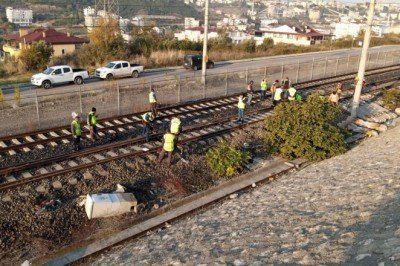 Kocaeli'de boş yolcu treninin raydan çıkan 2 vagonu kaldırıldı