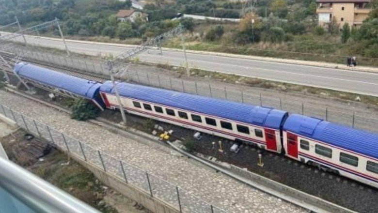 Kocaeli'de yolcu treninin 2 vagonu raydan çıktı