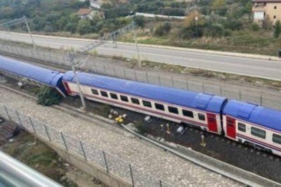 Kocaeli'de yolcu treninin 2 vagonu raydan çıktı