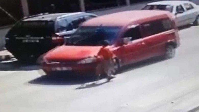 Küçük çocuk otomobilin altında kalmaktan son anda kurtuldu