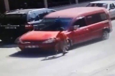 Küçük çocuk otomobilin altında kalmaktan son anda kurtuldu
