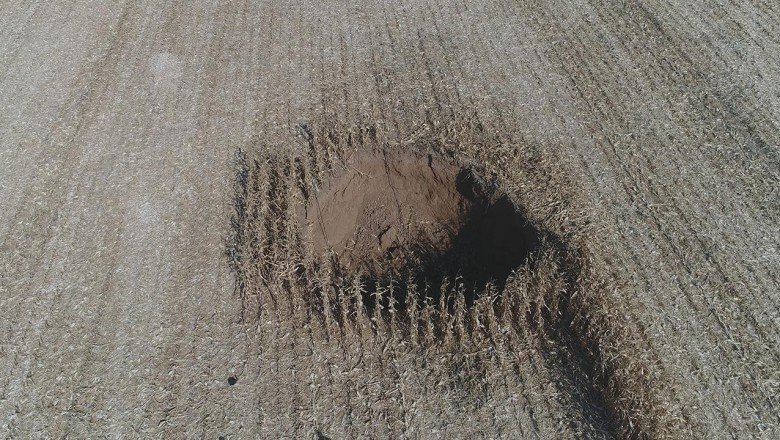 Mısır tarlasında 20 metre çapında obruk oluştu