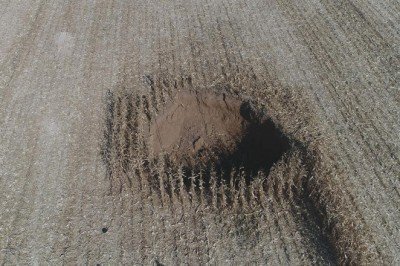 Mısır tarlasında 20 metre çapında obruk oluştu