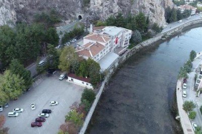 Nehir manzaralı otel, kız öğrencilere yurt oldu