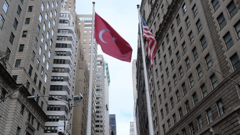 New York'ta Türk bayrağı göndere çekildi
